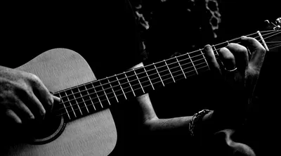 Черный Acoustical Гитара На Черном Фоне — стоковые фотографии и другие  картинки Чёрный фон - Чёрный фон, Акустическая гитара, Гитара - iStock