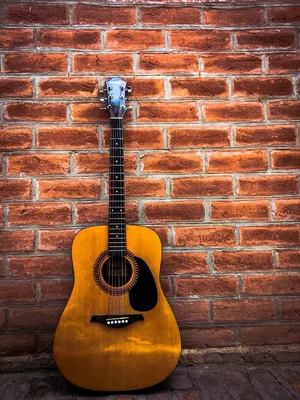 Гитара Вид Сбоку — стоковые фотографии и другие картинки Гитара - Гитара,  Съёмка сбоку, Акустическая гитара - iStock