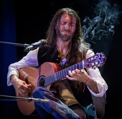 Estas Tonne, Эстас Тонне - американский гитарист-виртуоз, знаменит своей  страстной манерой исполнения, родился на Украине, играет на гитаре в стиле  фолк, джаз, фристайл | Jazzmap.ru