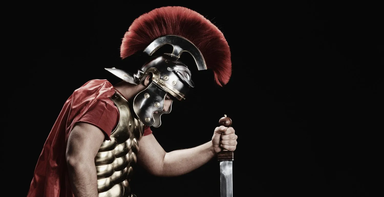 Я как гладиатор сука. Римский легионер Центурион. Римский воин легионер Гладиатор. Воин Римский легионер Спартанский. Шлем Римского центуриона.
