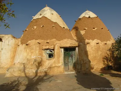 Сирийские глиняные дома и арабский замок Шмемис