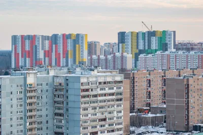 Цветные дома: красивые, ужасные и опасные (считает урбанист). Почему в  России красят многоэтажки? | Про Мой Район | Дзен