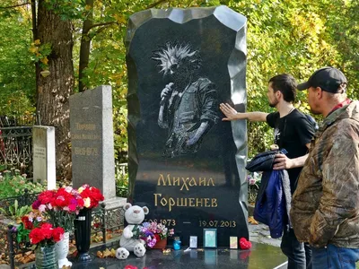 Вдова солиста \"КиШ\" осудила голую фотосессию блогерши на могиле Горшка —  04.05.2023 — В России на РЕН ТВ