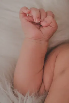 Грибок на руке ребенка: качественная фотография для использования в медицинских целях