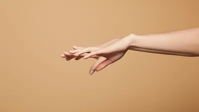 Изображение грибка рук в стиле минимализма