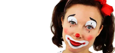 Изображение клоуна в костюме на празднике