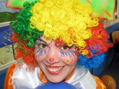 Изображение клоуна на фоне циркового шатра