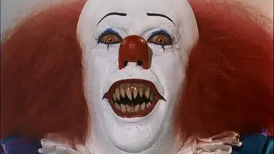 Фото клоуна с забавным гримом на лице