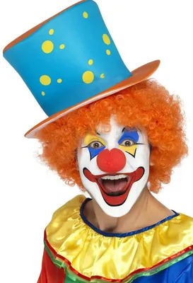 Фотография клоуна с улыбкой на лице
