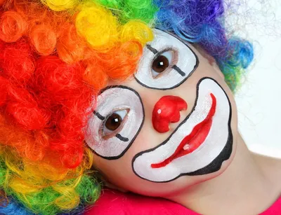 Изображение клоуна в ярком наряде