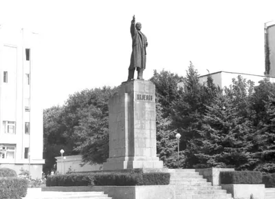 Файл:Памятник Ленину (Грозный, Заводской район).jpg — Википедия
