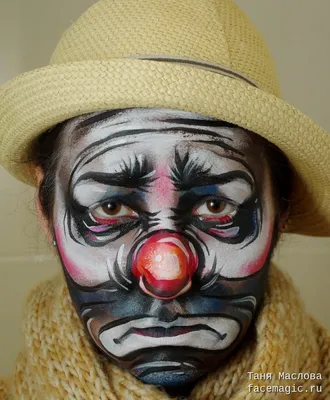 Фото грустного клоуна в черно-белом стиле