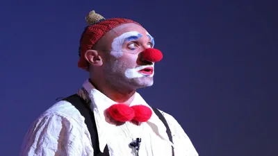 Изображение грустного клоуна в маске