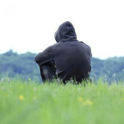 MERAGOR | Грустный парень сидит в капюшоне на опушке фото скачать аватар