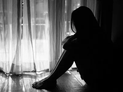 страдающие женщины грустные ощущения со светом за окном Стоковое  Изображение - изображение насчитывающей обильным, привлекательностей:  236729267