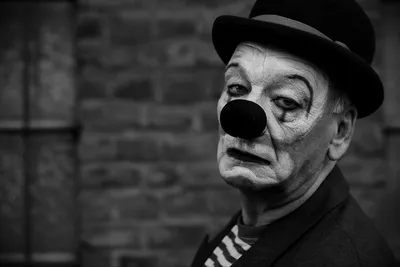Фотография клоуна в грустном обличье: скачать бесплатно