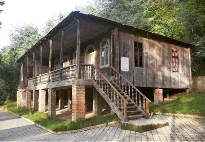 традиционный грузинский дом | Дом, Деревянные дома, Загородный дом