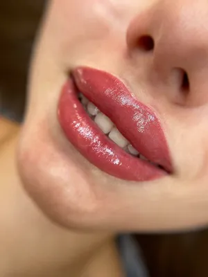 Фотография губ после татуажа с насыщенными цветами