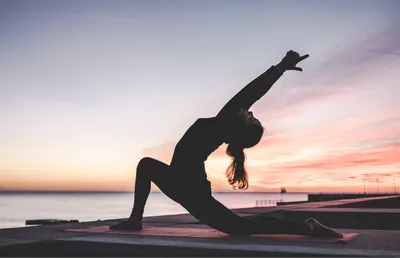 Фитнес-йога: что это такое, комплекс упражнений для начинающих, для  похудения, отличие от классической