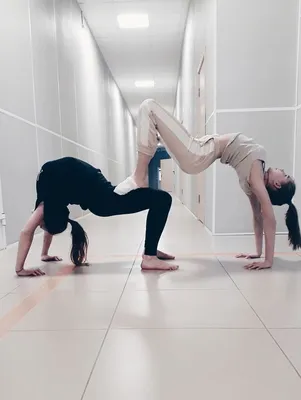 акройога йога в парах парная йога йога доверия контактная йога acroyoga  couple yoga yoga in pairs pair yoga… | Позы для йоги в паре, Позы парной  йоги, Детская йога