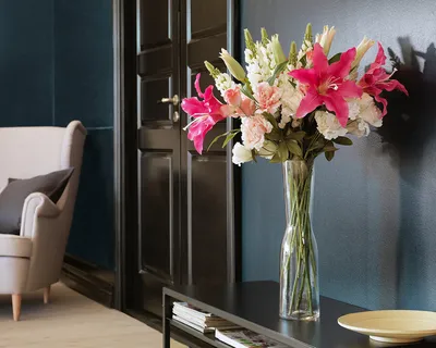 Как украсить комнаты искусственными цветами для домашнего интерьера: декор  искусственными цветами в кухне, гостиной, спальне и ванной