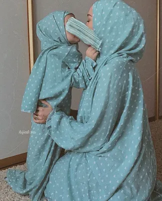 Девушки В Хиджабе🧕🏻 on Instagram: “Самое дорогое ожерелье на шее женщины  — это руки обнимающего реб… | Mother daughter outfits, Baby hijab, Muslim  fashion outfits