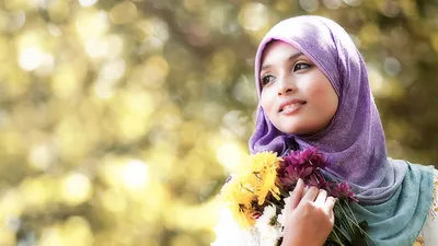 Счастливая исламская девушка в хиджаб, радуясь успех рост руки и  выкрикивая: Стоковое Изображение - изображение насчитывающей представлять,  одежда: 170697529