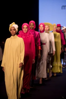 Женщины в хиджабе стали наносить халяльный макияж