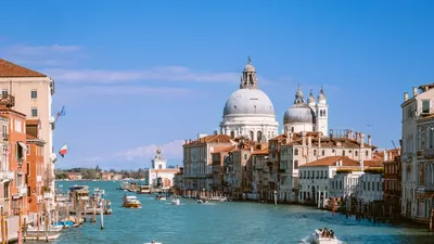 VENICE, ITALY - JUNE 18, 2014: Gondola On Canal Grande In Venice, In A  Beautiful Summer Day In Italy On June 18 Фотография, картинки, изображения  и сток-фотография без роялти. Image 142971150