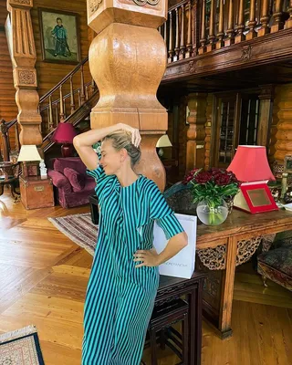 Выпускница в дворянском гнезде»: Юлия Высоцкая в роскошных платьях снялась  в своем особняке