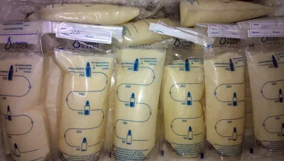 Изображение охлаждения грудного молока после сцеживания