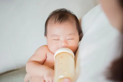 Сцеживание молока руками: фото-гайд для мам