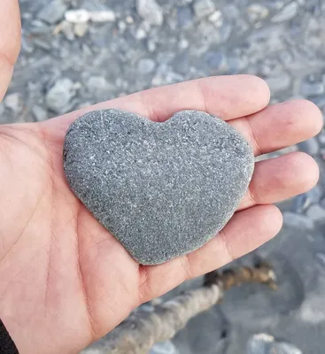 Каменное сердце в ваших руках Стоковое Фото - изображение насчитывающей  февраль, каек: 105729814