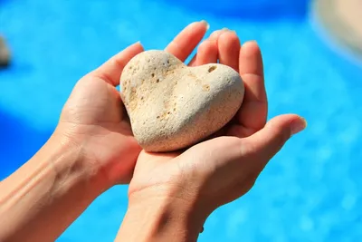 Каменное сердце на песке на пляже Стоковое Изображение - изображение  насчитывающей конструкция, идея: 208695805