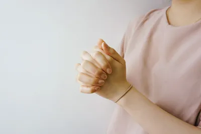 Изображение кандидоза кожи рук в макросъемке