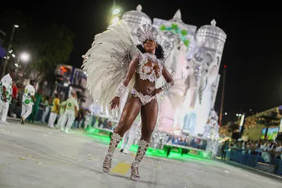 Новости мира - Обнаженные тела и зрелищные декорации. В Рио-де-Жанейро  проходит бразильский карнавал — Фото