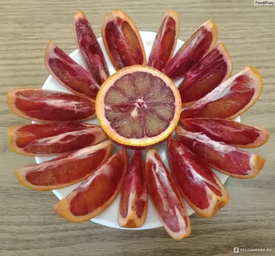 Апельсин с разрезом пополам и нижняя половина разрезана пополам | Премиум  Фото
