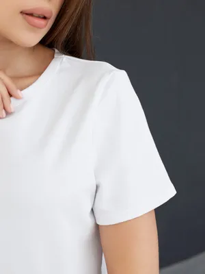 Белая футболка на вешалке изолированной на белизне Стоковое Изображение -  изображение насчитывающей ткань, летний: 51897053