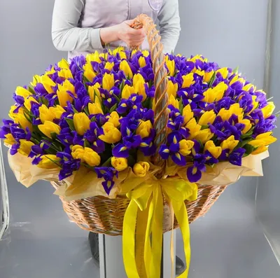 Букет из тюльпанов и ирисов №118 – купить в Тюмени по цене 3 290 руб. руб.