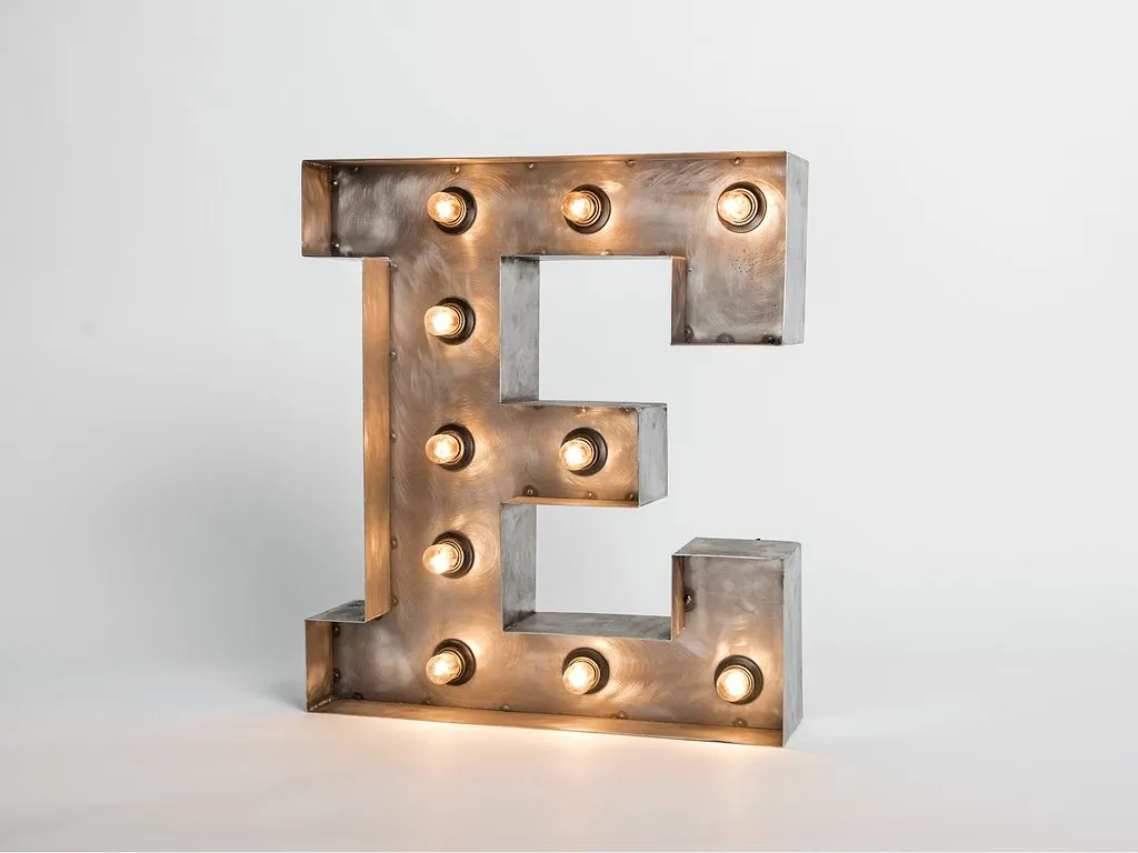 Фотография буквы е. Металлические буквы. Буквы из металла. Буквы лофт с лампочками. Объемные буквы.