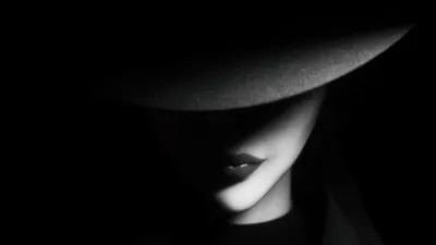 Девушка в темном смокинге, шляпе, …» — создано в Шедевруме