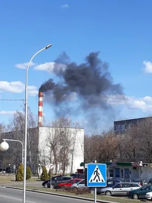 Омск-карбон\" дымитЭто не тот \"Омск-карбон\", который в Омске, а тот, который  в Беларуси Подозревают / Беларусь :: возгорание :: дым :: страны :: Омск  (омская птица, омич, мемгенератор) / смешные картинки и