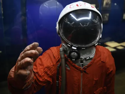 Юрий Гагарин улыбался, глядя в космос» — создано в Шедевруме