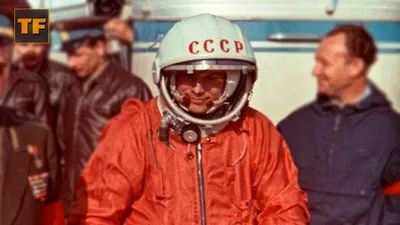 Скачать обои улыбка, космонавт, скафандр, герой, легенда, лётчик, Юрий  Гагарин, раздел мужчины в разрешении 2560x1024