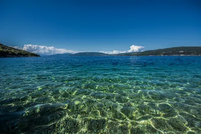 Пейзаж прозрачной воды моря в горах Хорватии - обои на рабочий стол