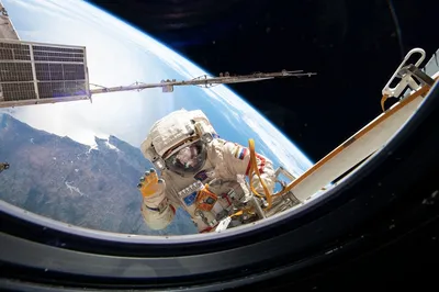 Обои космонавт, в космосе на рабочий стол