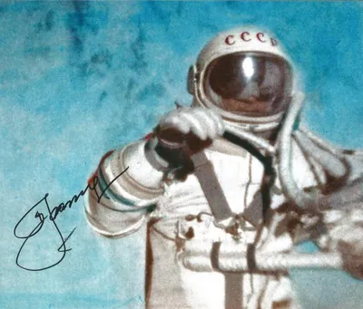 3d рендеринг космонавта плавающего в космосе с видом на освещенную землю  ночью, земное пространство, атмосфера, темная ночь фон картинки и Фото для  бесплатной загрузки