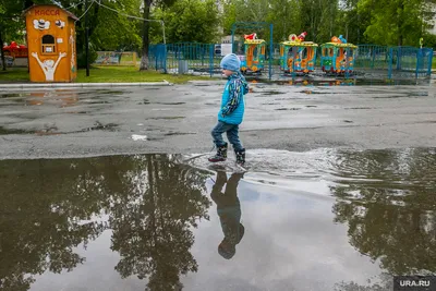 В Перми дети купались в грязной луже посреди двора. Видео