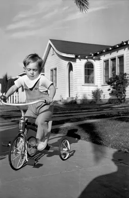 Дети на велосипеде. Ребенок на велосипеде. Мальчик на велосипеде Стоковое  Изображение - изображение насчитывающей малыши, здорово: 196109975