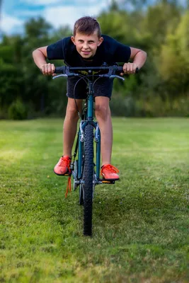 Мальчик На Велосипеде — стоковые фотографии и другие картинки Белый -  Белый, Вертикальный, Двухколёсный велосипед - iStock